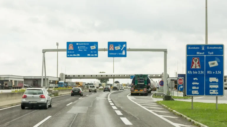 Gyorshajtás Ausztriában 2026: bírságok, jogosítványbevonás, autóelkobzás