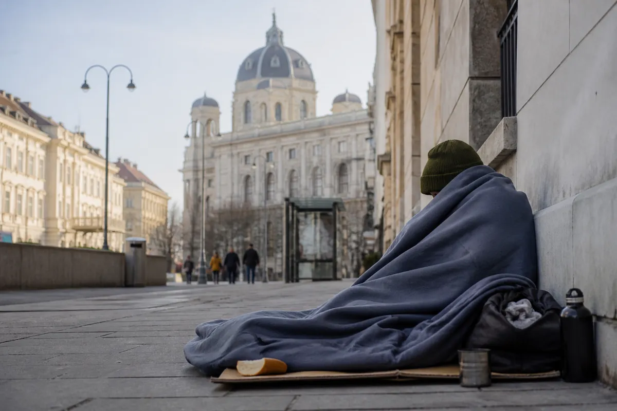 Lakhatási válság és hajléktalanság Ausztriában: hova fordulhatsz segítségért?